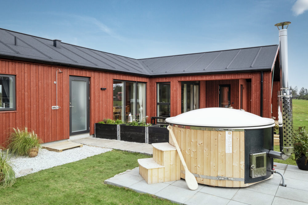 Skanlux Trend Basic sommerhus i TV 2 Sommerdrømme 2024. Terrasse med vildmarksbad