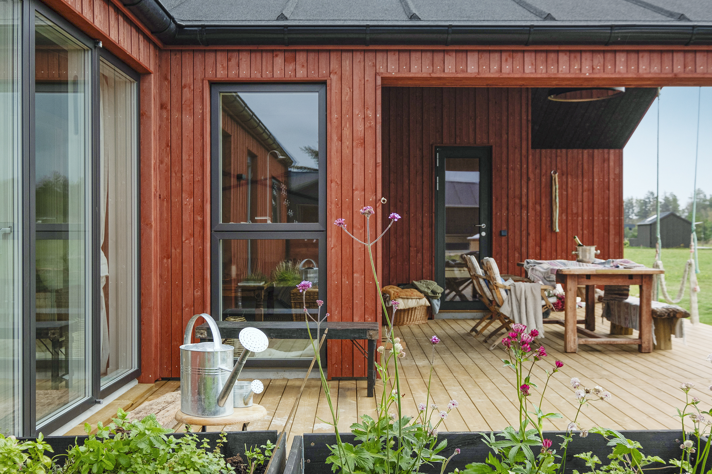 Skanlux Trend Basic sommerhus i TV 2 Sommerdrømme 2024. Terrasse med vildmarksbad