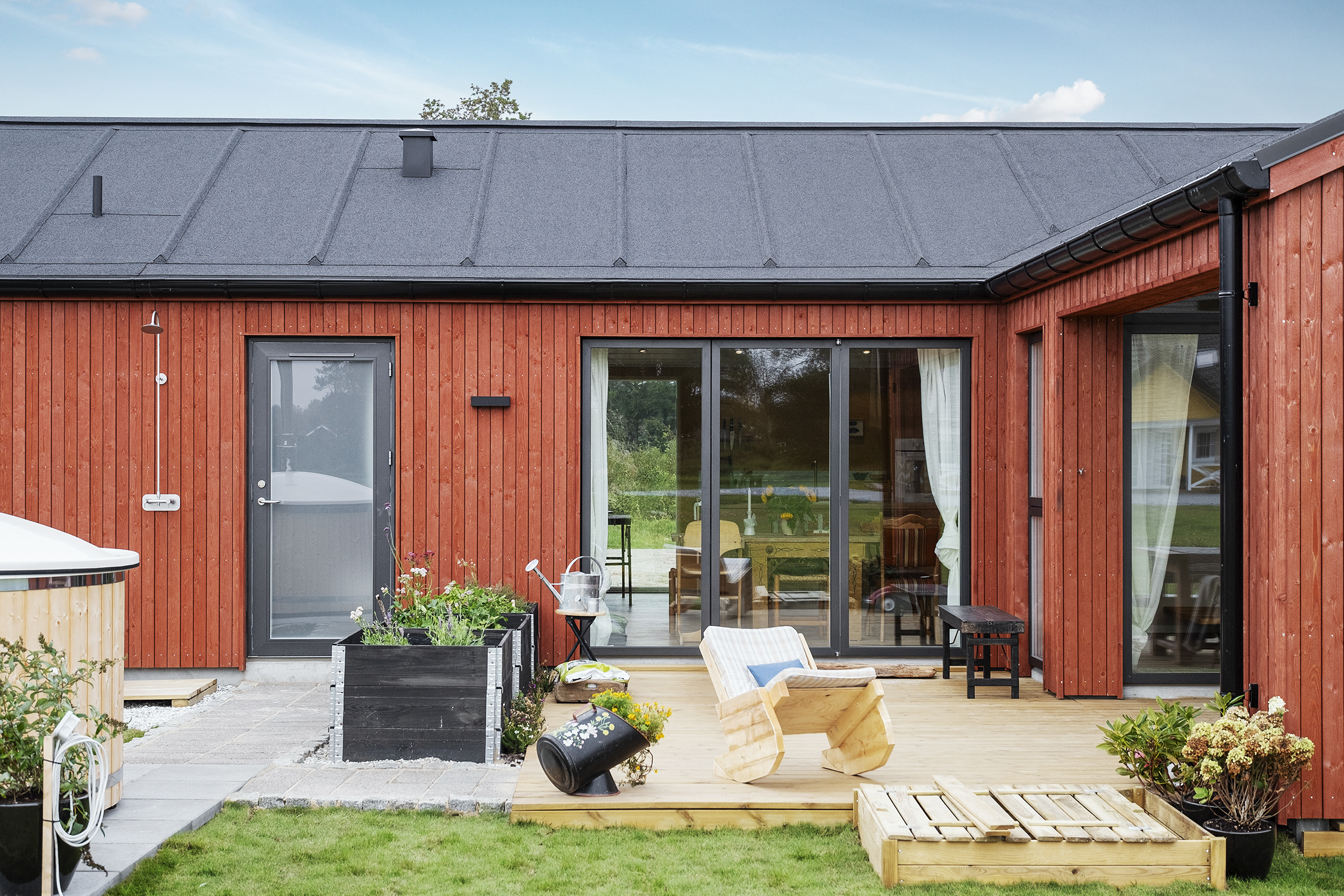 Skanlux Trend Basic sommerhus i TV 2 Sommerdrømme 2024. Terrasse med vildmarksbad