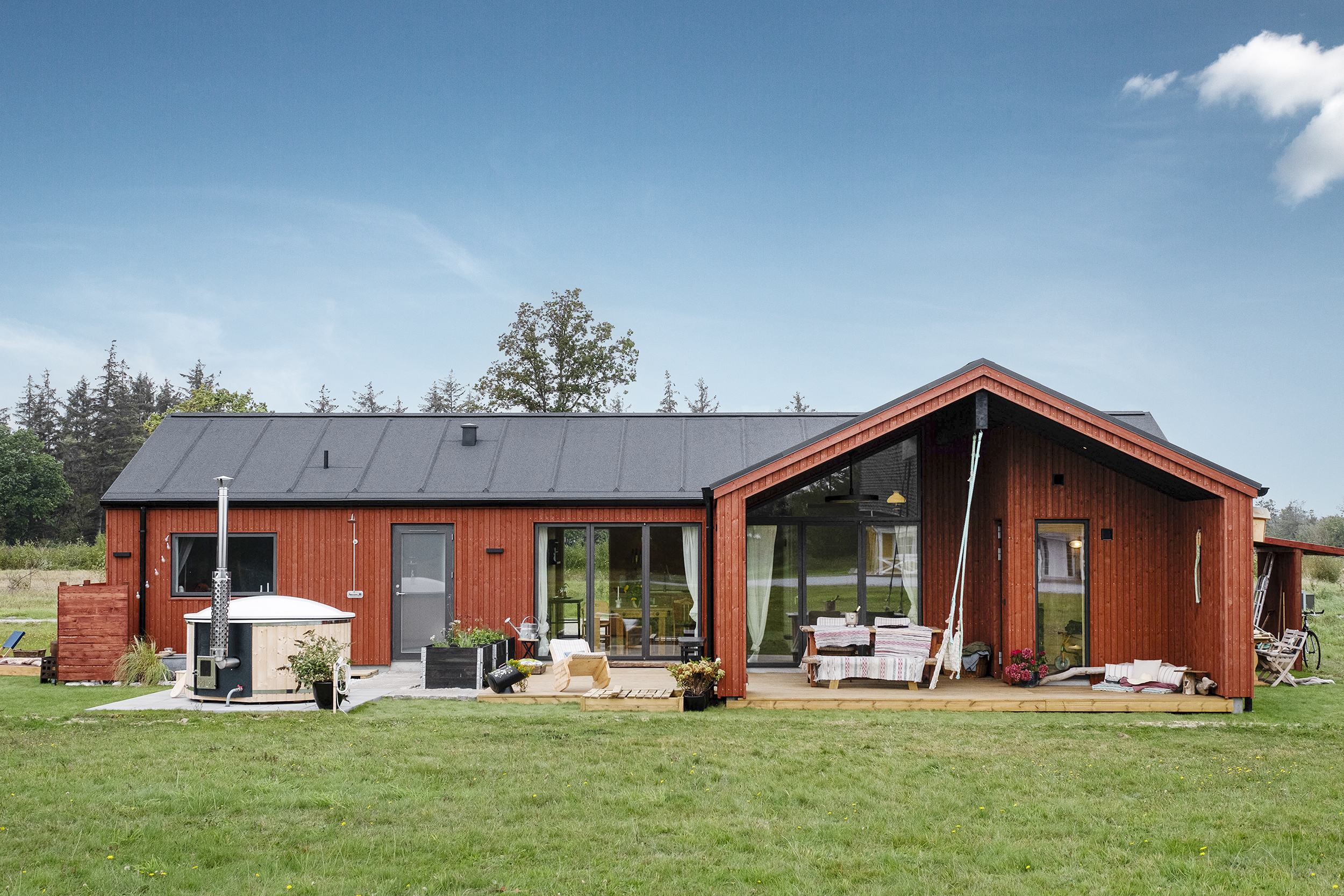 Skanlux Trend Basic sommerhus i TV 2 Sommerdrømme 2024. Terrasse med vildmarksbad