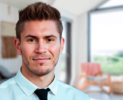 Mikkel Maagaard Olesen portrætfoto med sommerhusbaggrund