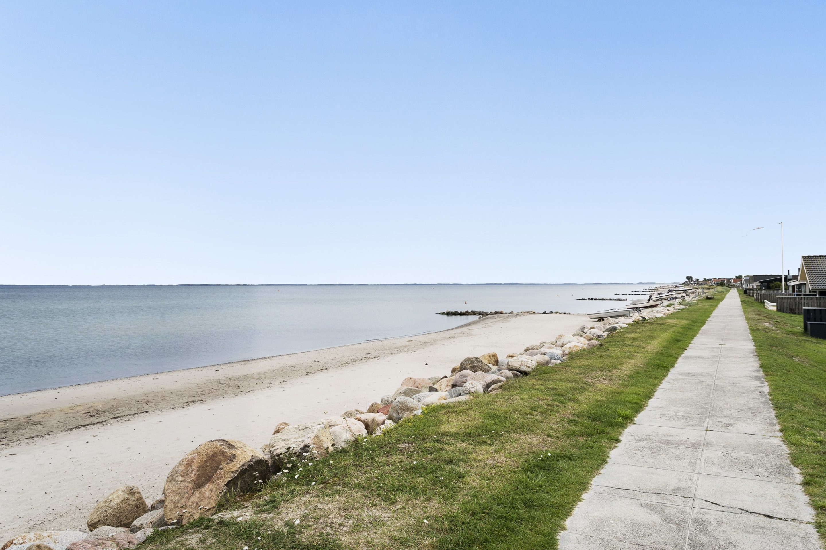 Kysstrækning med strand og sti