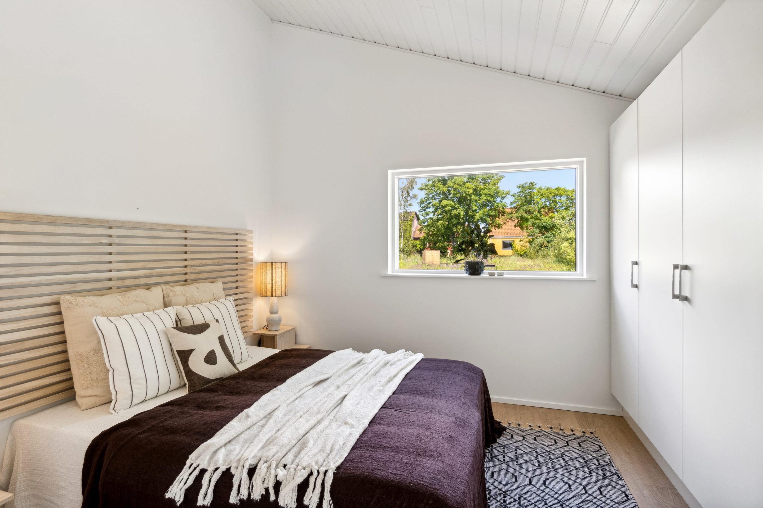 Soveværelse med dobbeltseng og indbyggede skabe