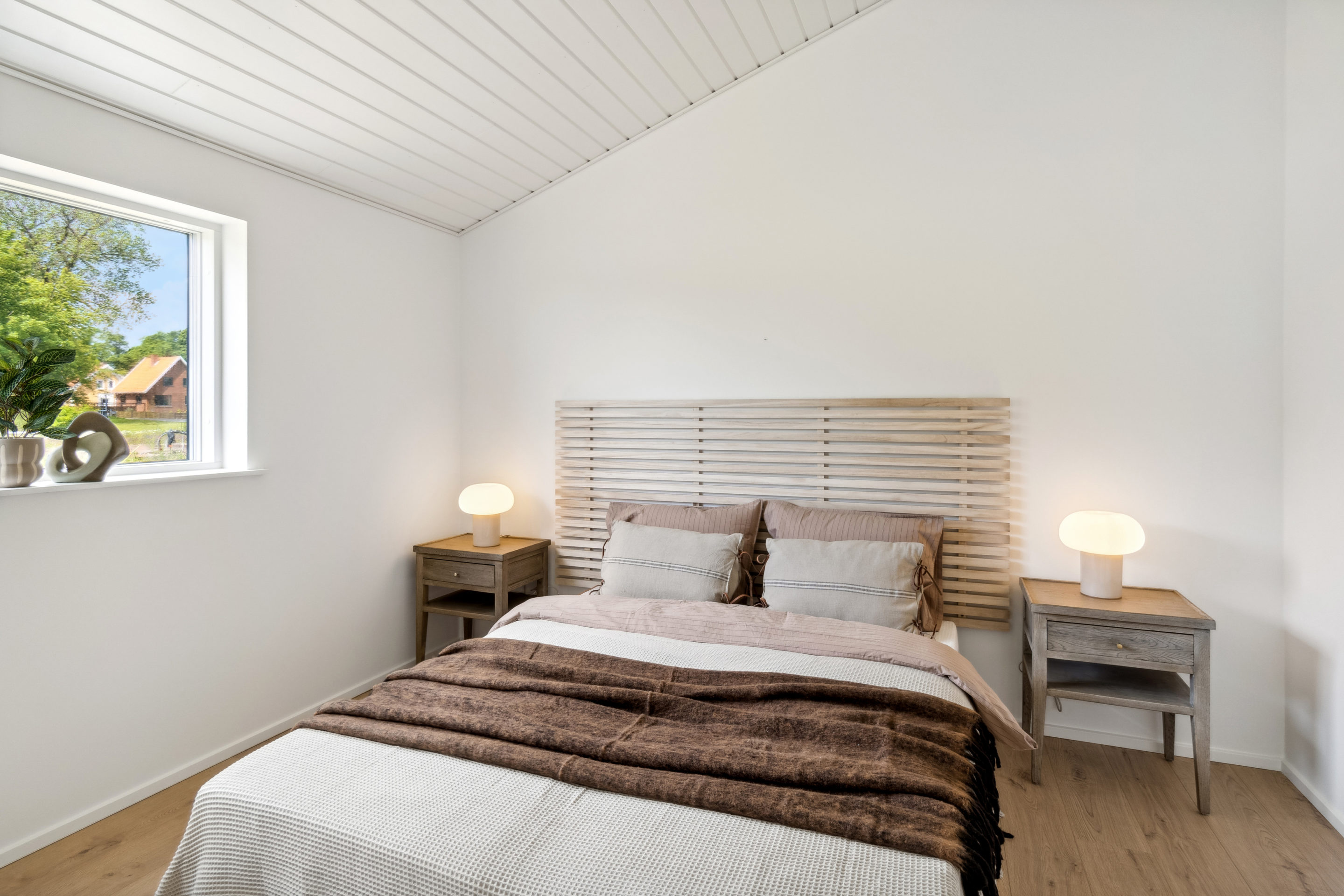 Soveværelse med dobbeltseng og hyggelig belysning