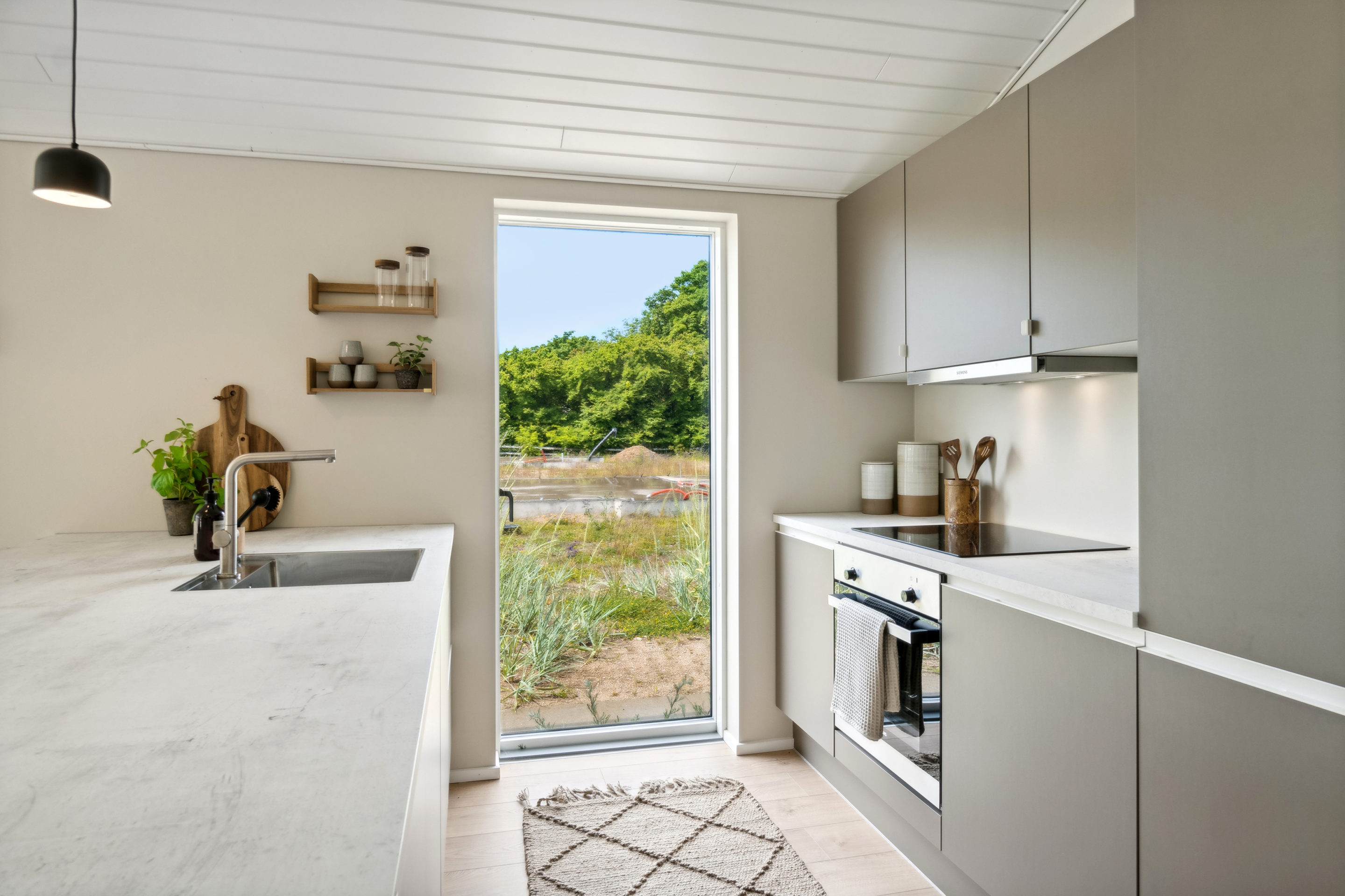 Køkken i sommerhus set fra siden