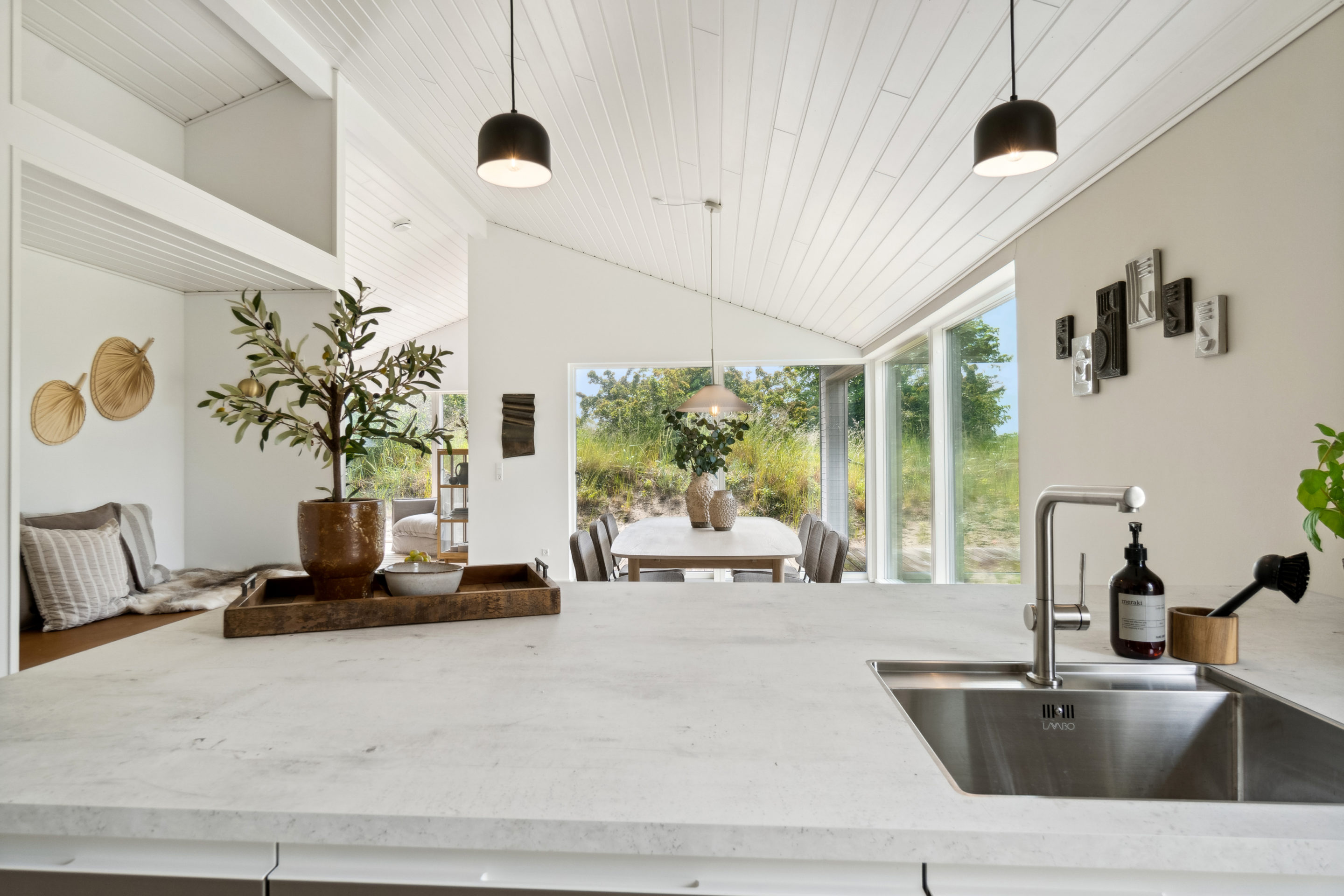 Alrum set fra køkkenet i sommerhus