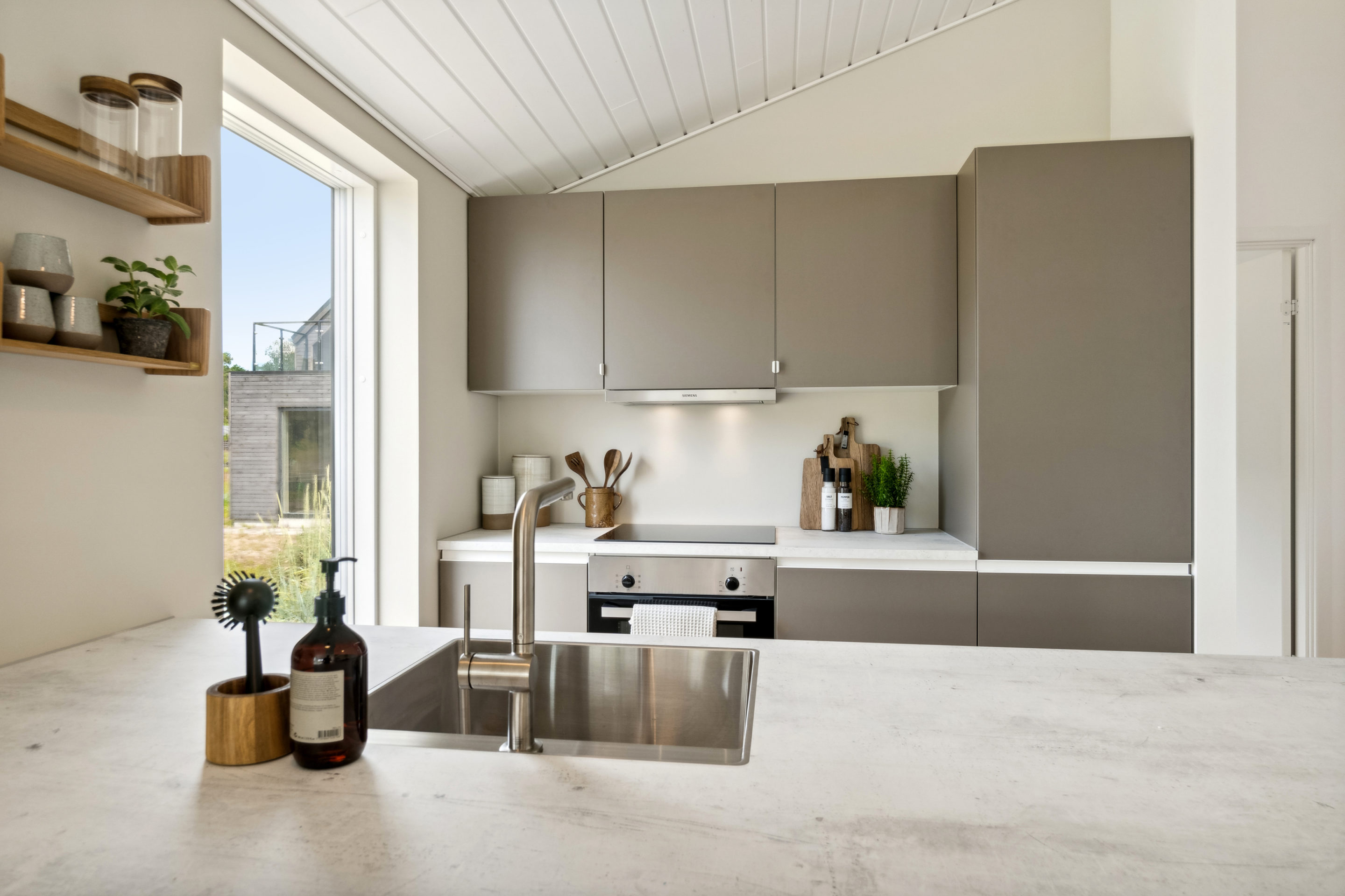 Køkkenområde med grå skabslåger