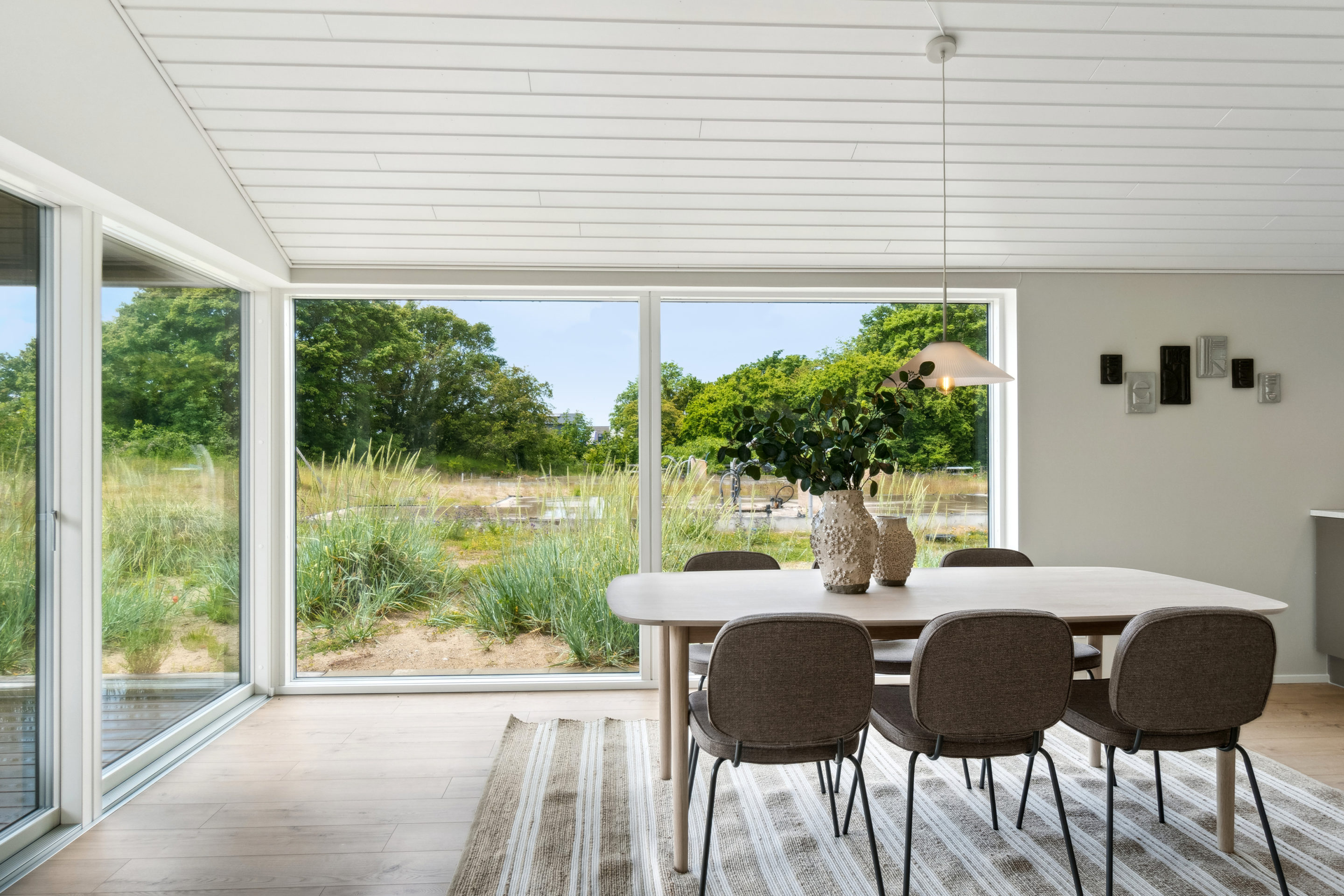 Spisebord i sommerhus med kig til naturskønt område