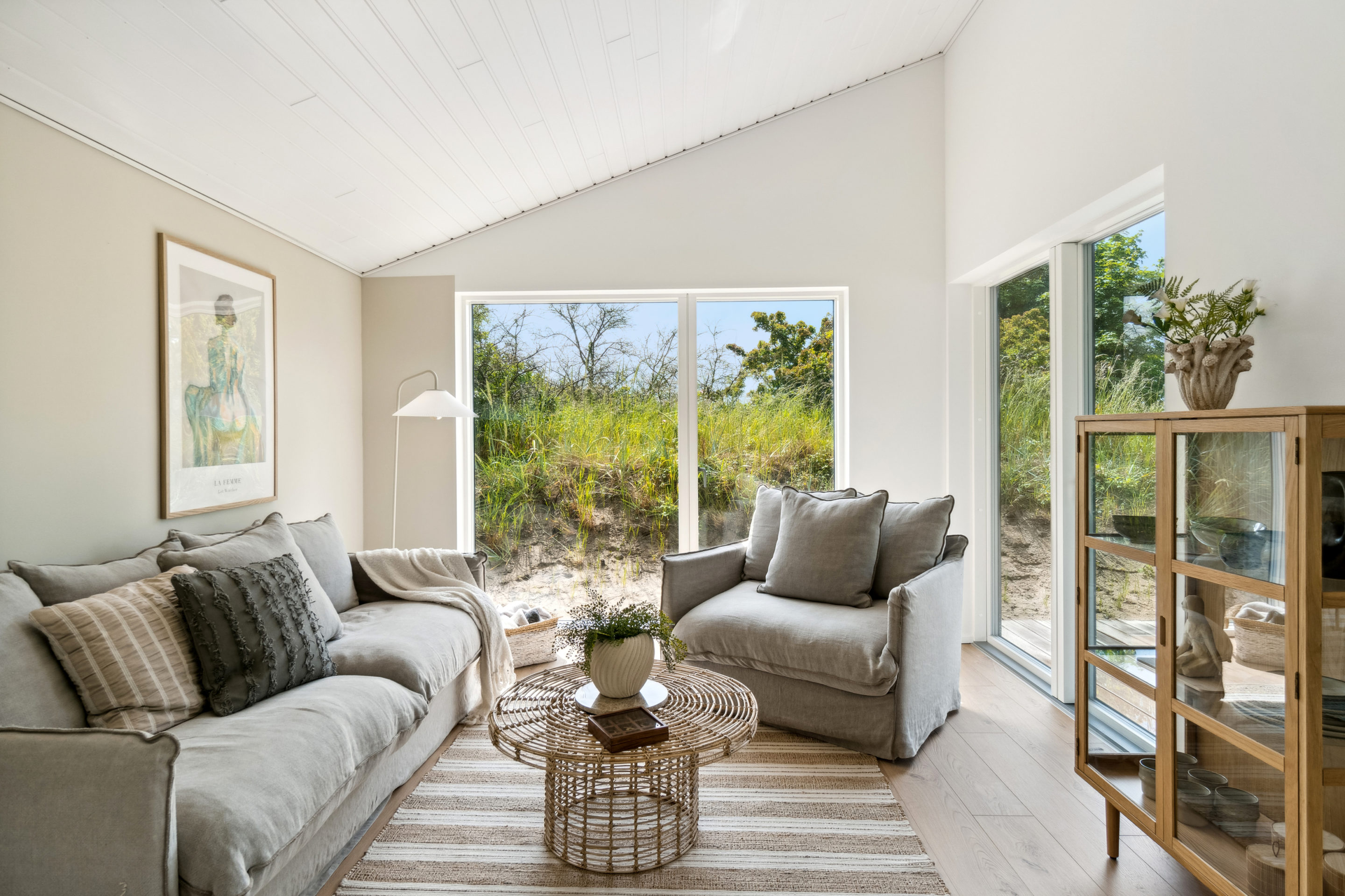 Stue i sommerhus med sofa og stol