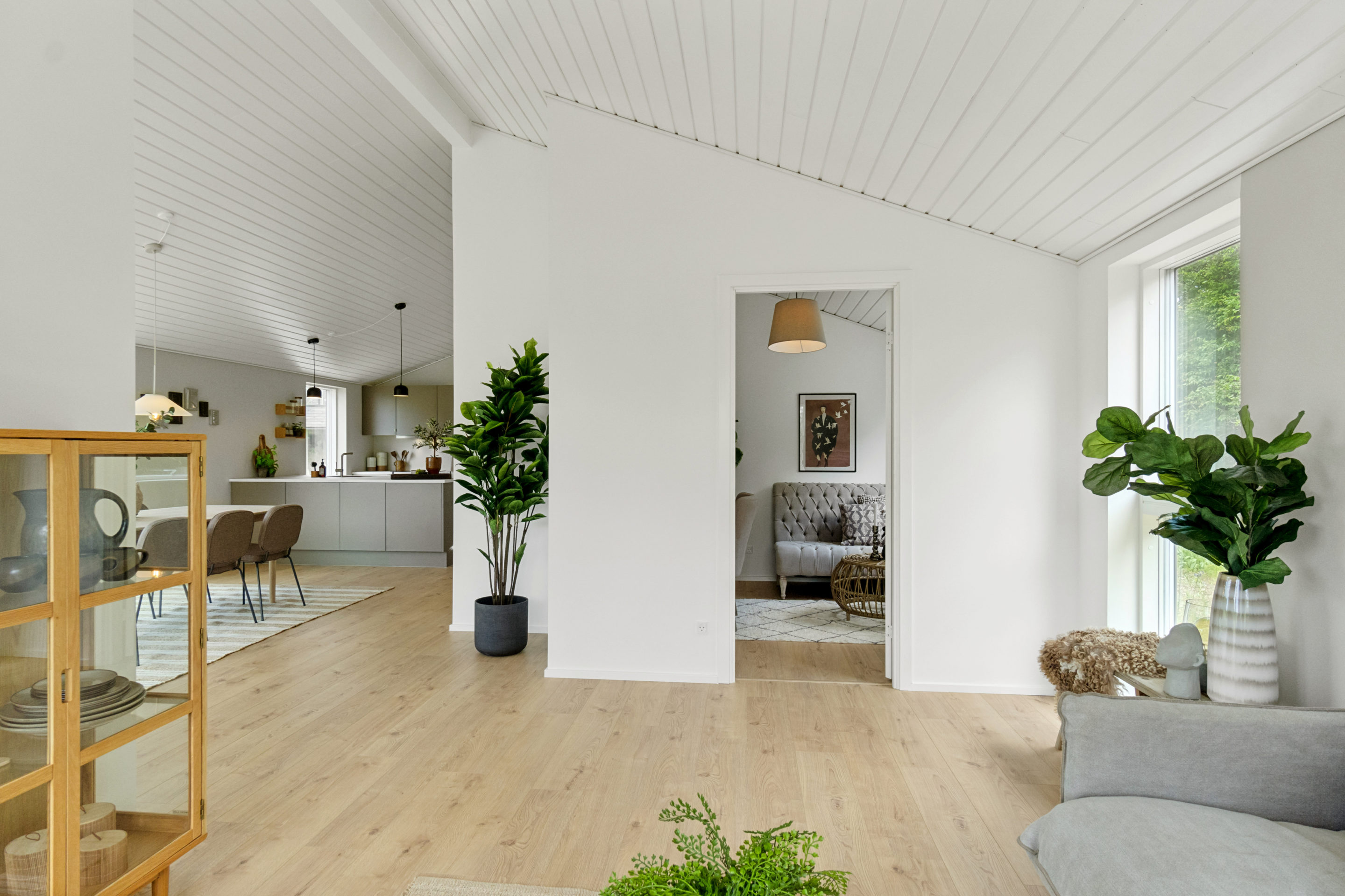 Alrum i sommerhus med trægulv