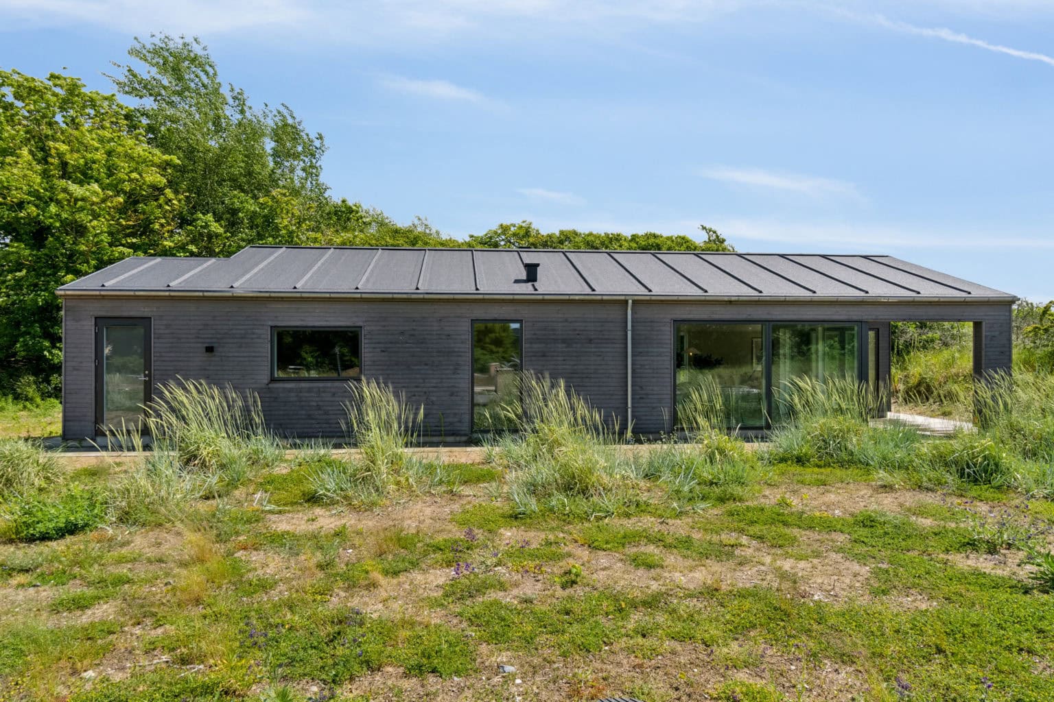 Sommerhus med tagpap set fra siden