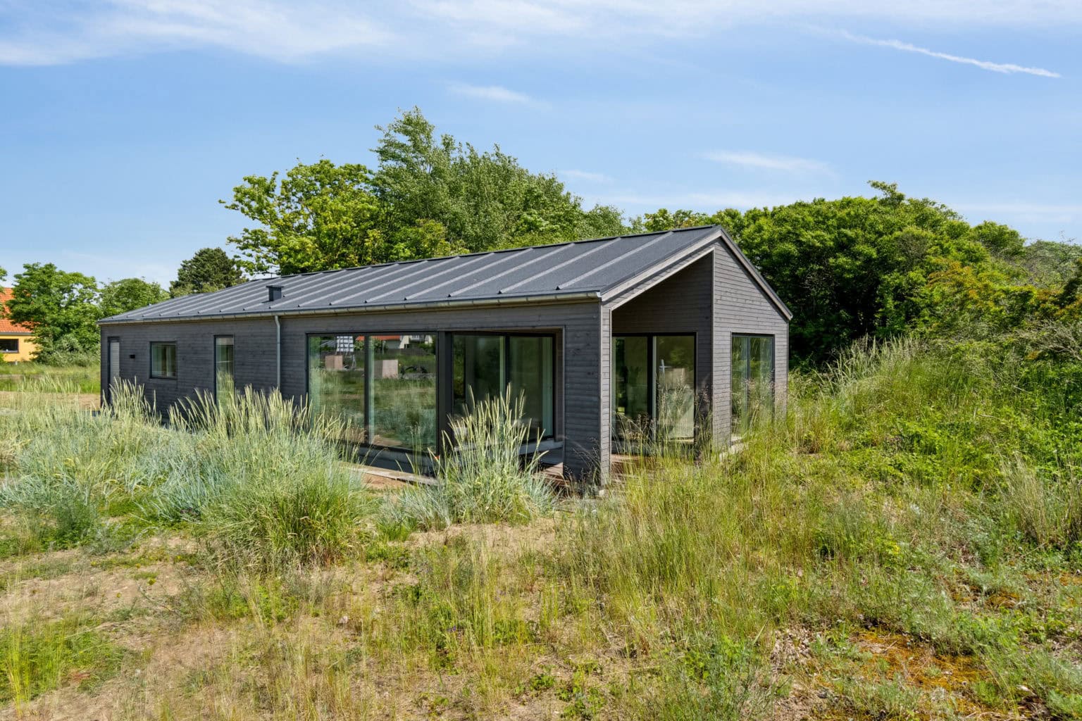 Sommerhus set udefra i naturskønne omgivelser