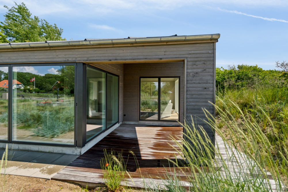 Overdækning ved sommerhus med træterrasse