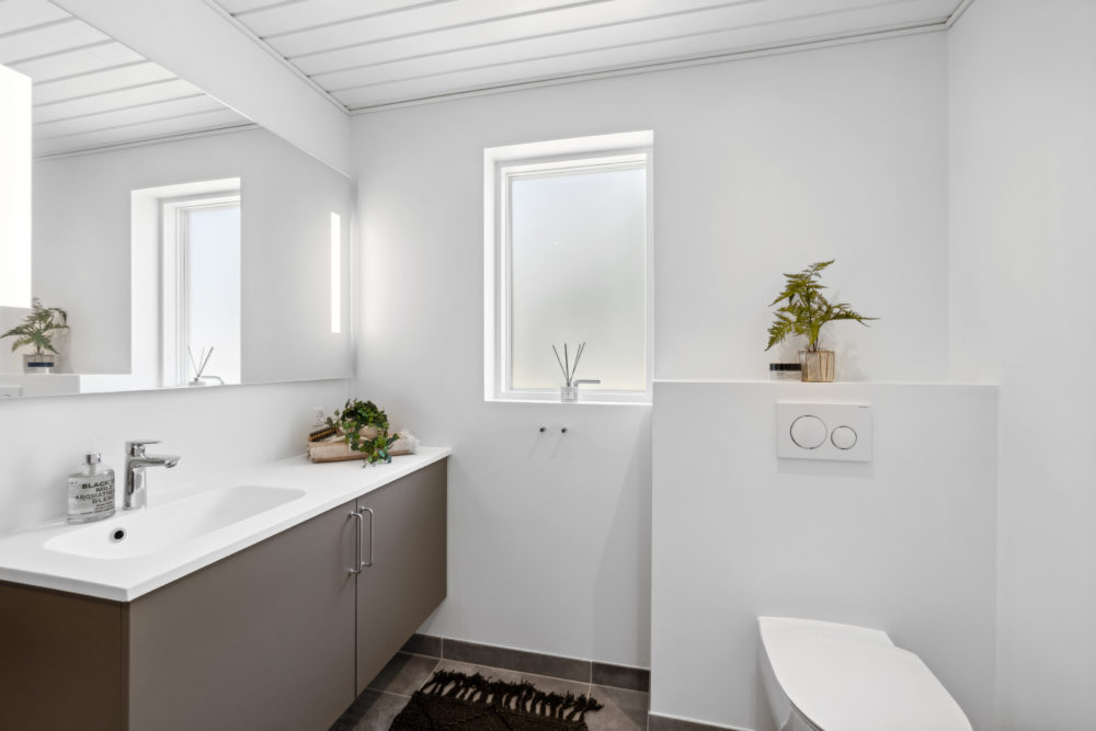 Badeværelse med væghængt toilet