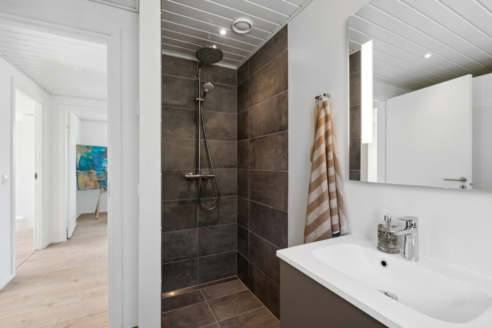 Badeværelse med mørke klinker i sommerhus