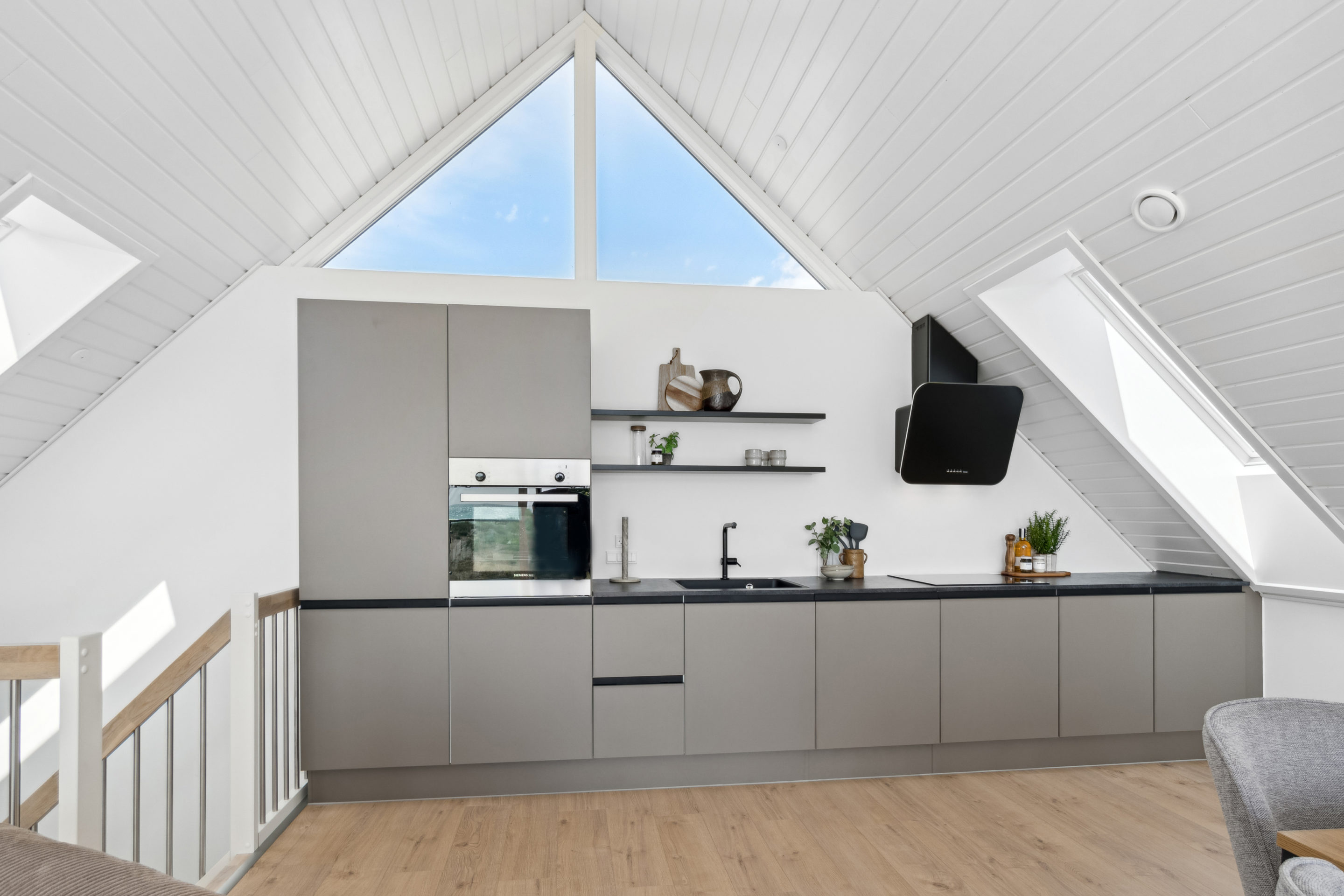 Køkken i rum med skrå vægge