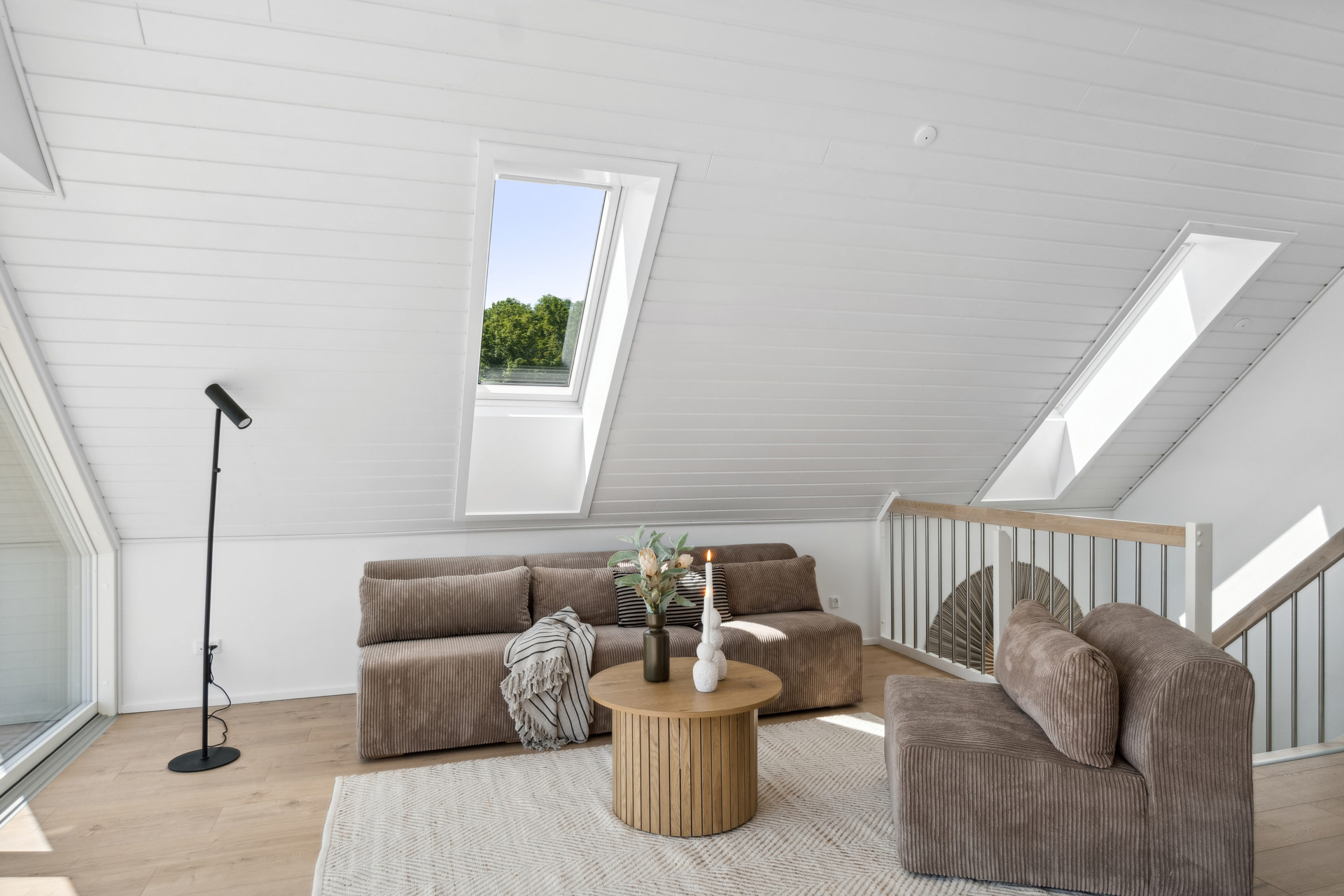 Stue med ovenlys vinduer