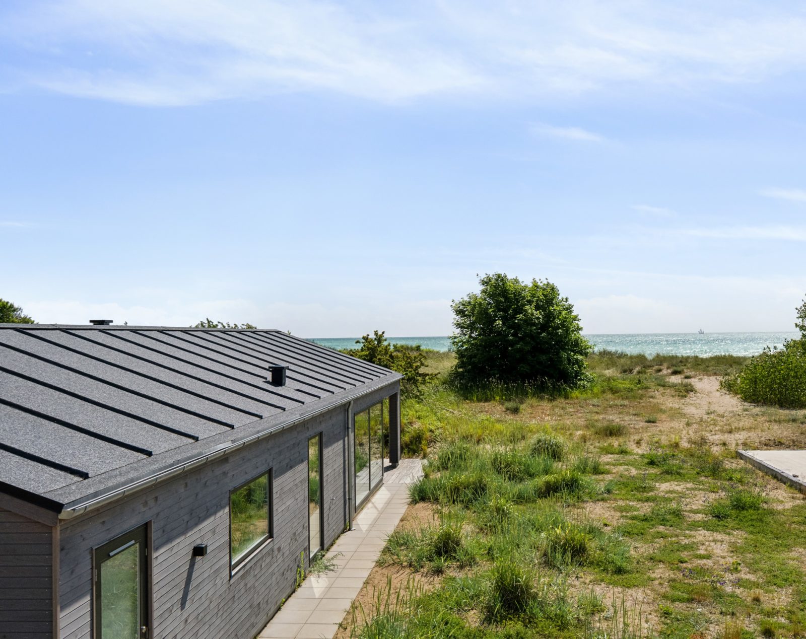 Sommerhus set ovenfra beliggende nær vand