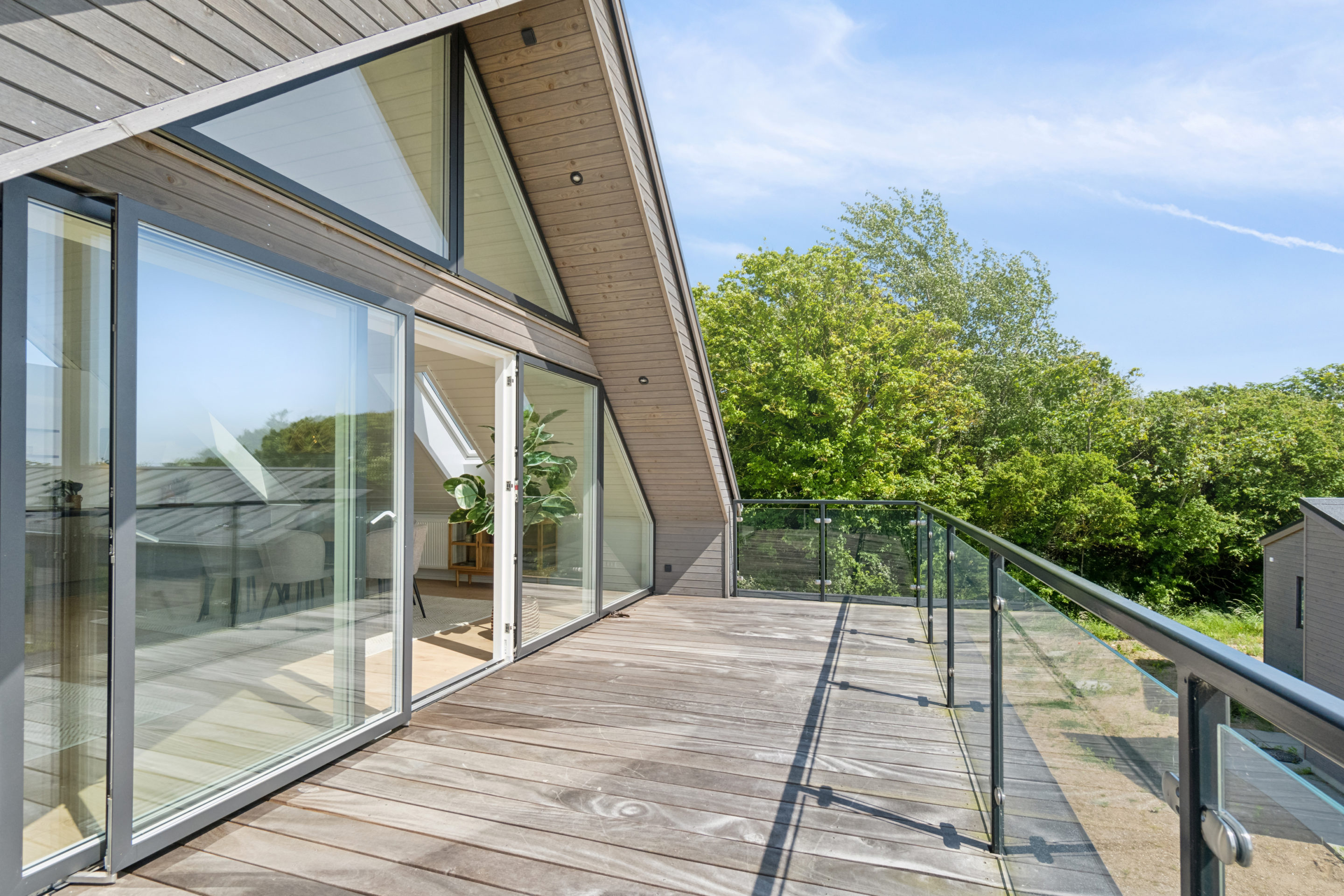 Terasse i træ med glas ved sommerhus