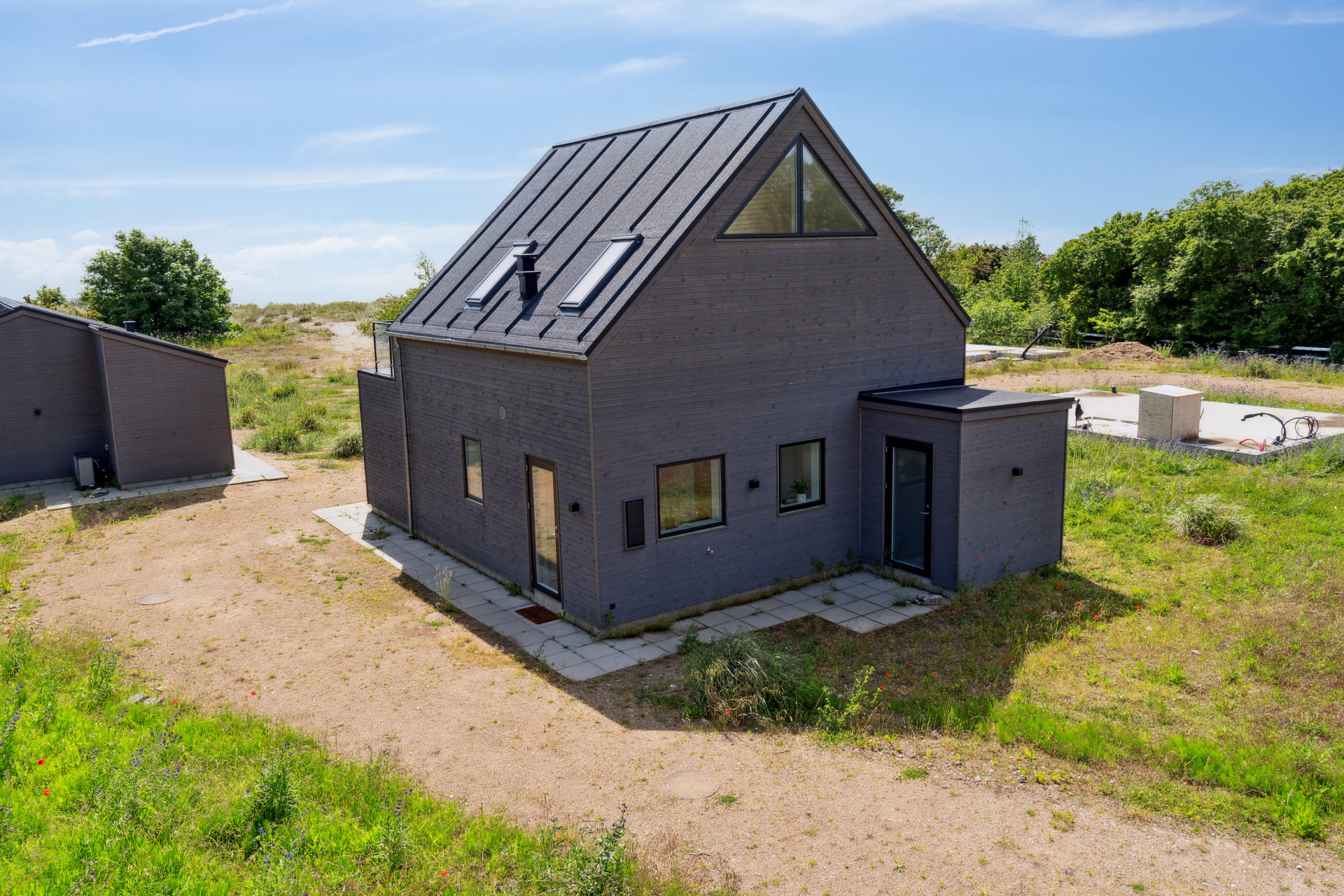 Stort træsommerhus set udefra