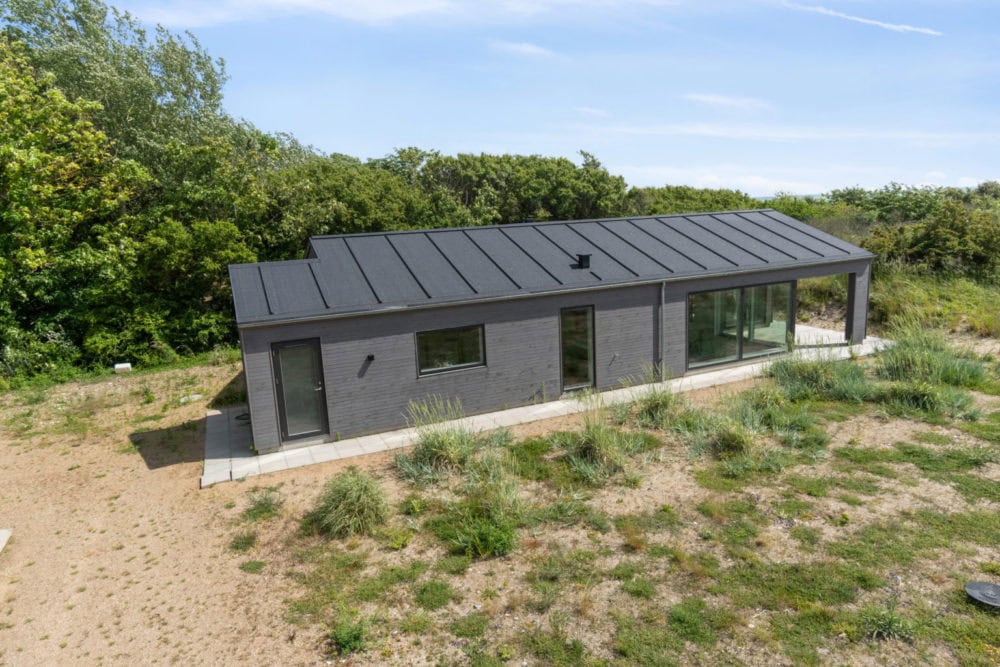 Sommerhus nær kysten set udefra