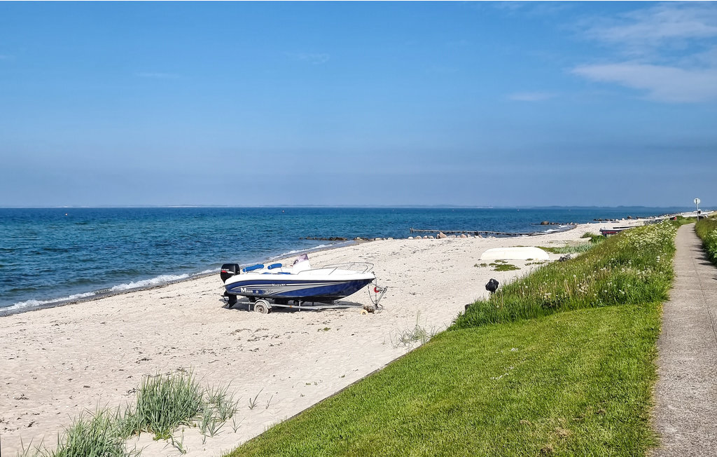 Bådtrailer med speedbåd på sand strand