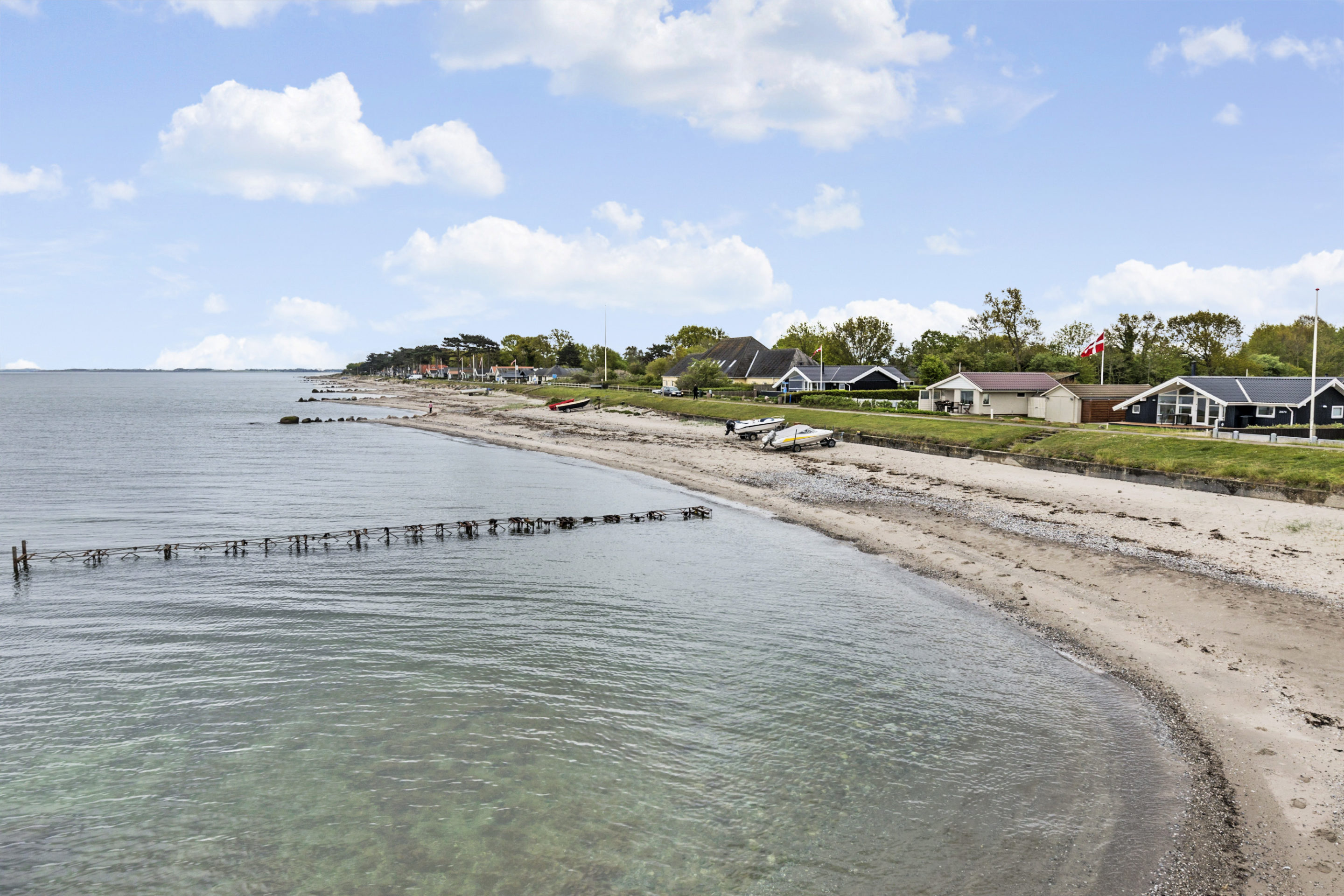 Idyllisk strand med badebro