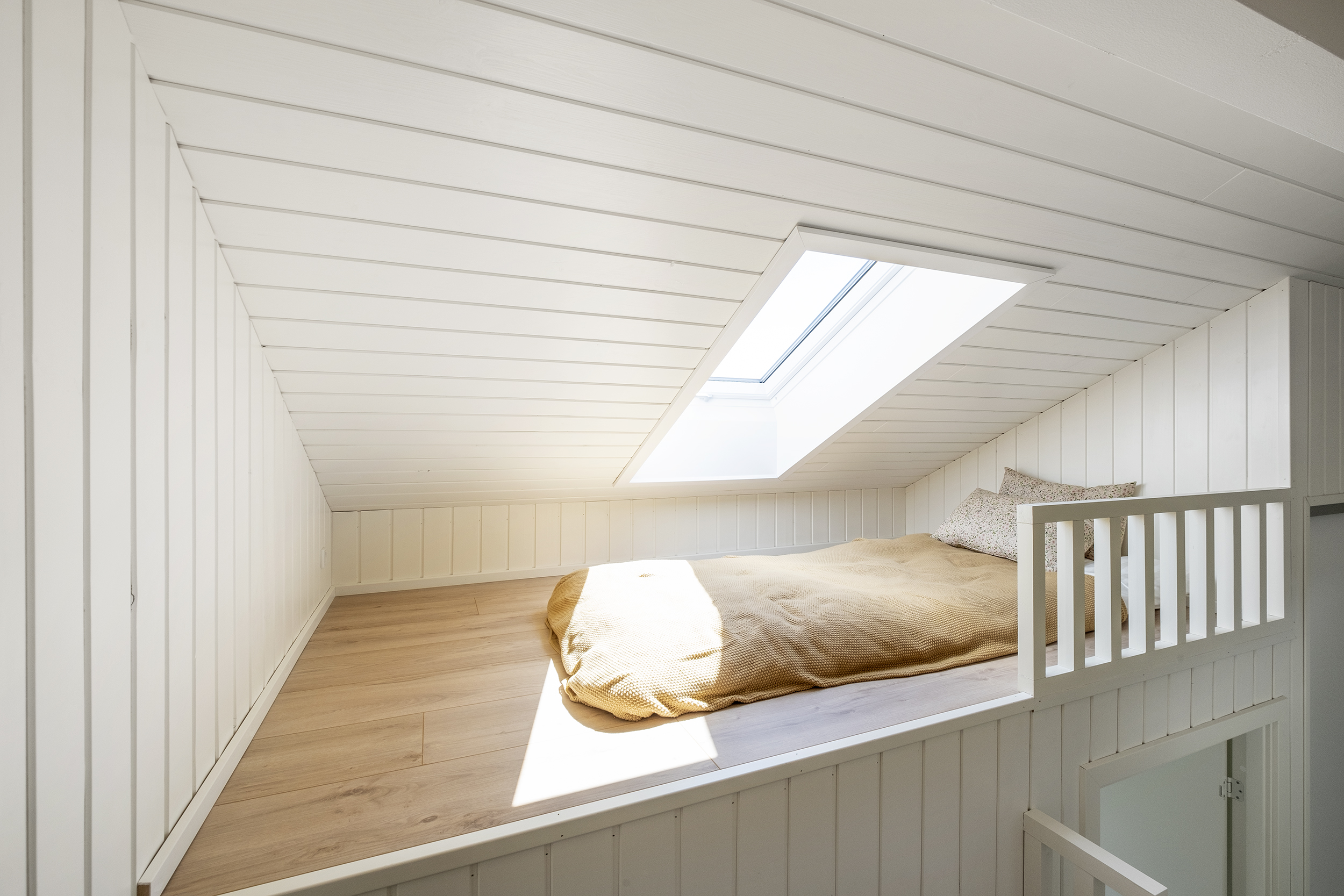 Skanlux Trend Basic 98 sommerhus - hems med Velux ovenlysvindue