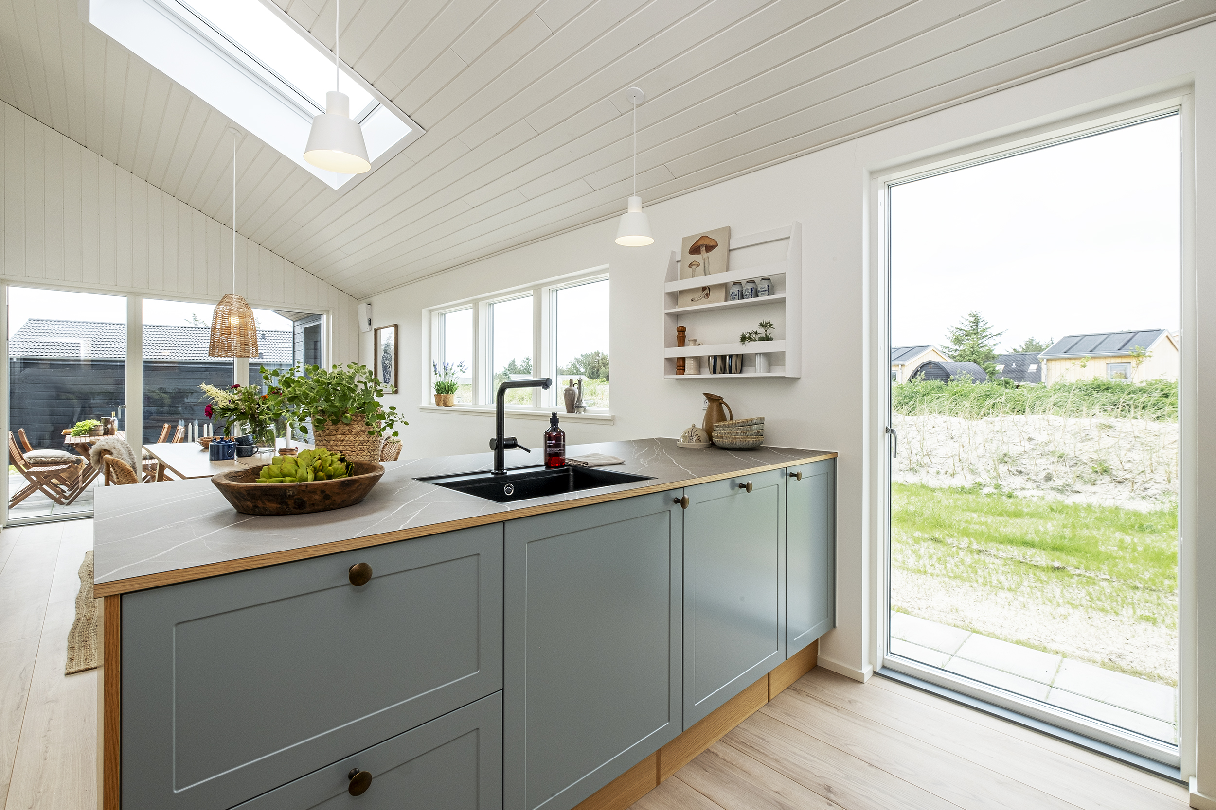 Skanlux Trend Basic 98 sommerhus - køkkenalrum med Svane Køkkenet