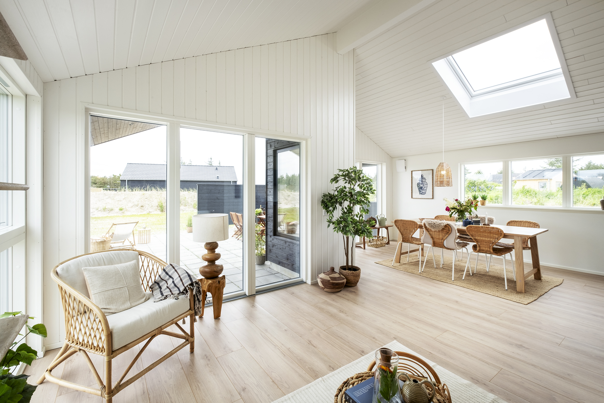 Skanlux Trend Basic 98 sommerhus - køkkenalrum med Velux ovenlysvinduer