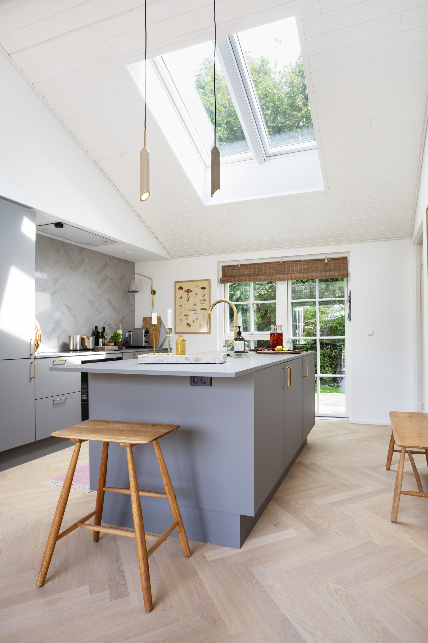 Ovenlysvindue i køkken alrum med sprossede vinduer og sildeben