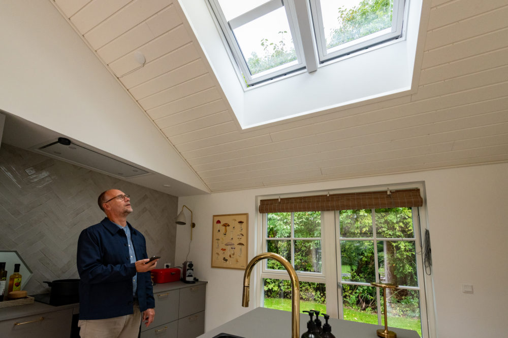 Skanlux sommerhus med Velux ovenlysvinduer
