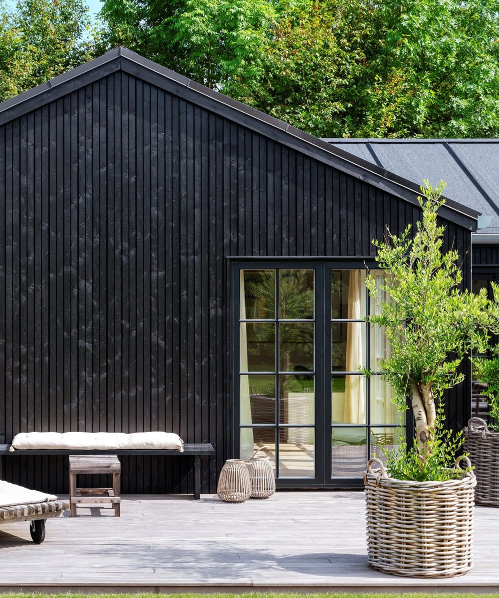 Sommerhus med hyggelig træterrasse med oliventræ