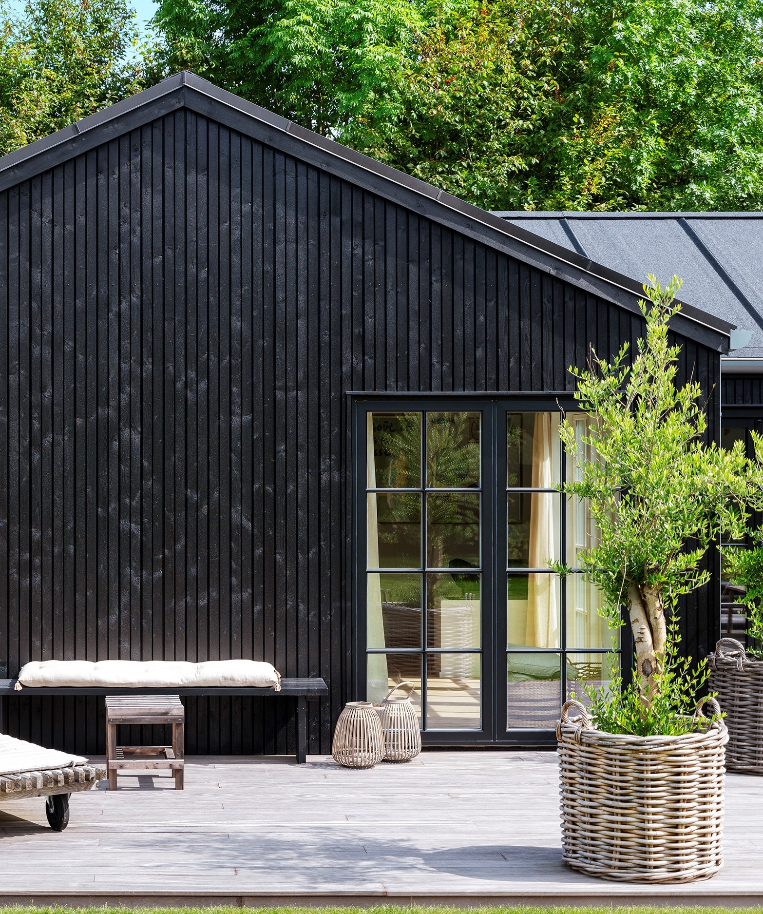 Sommerhus med hyggelig træterrasse med oliventræ