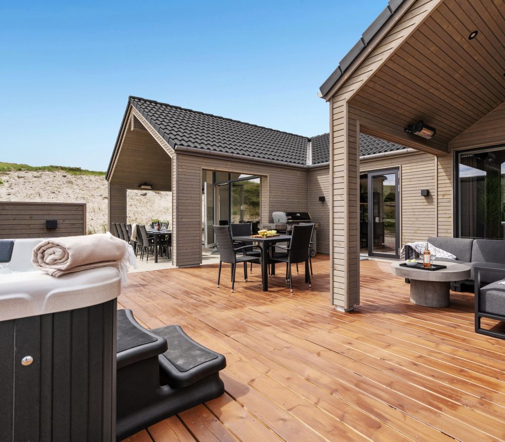 Skanlux poolhus set fra træterrasse